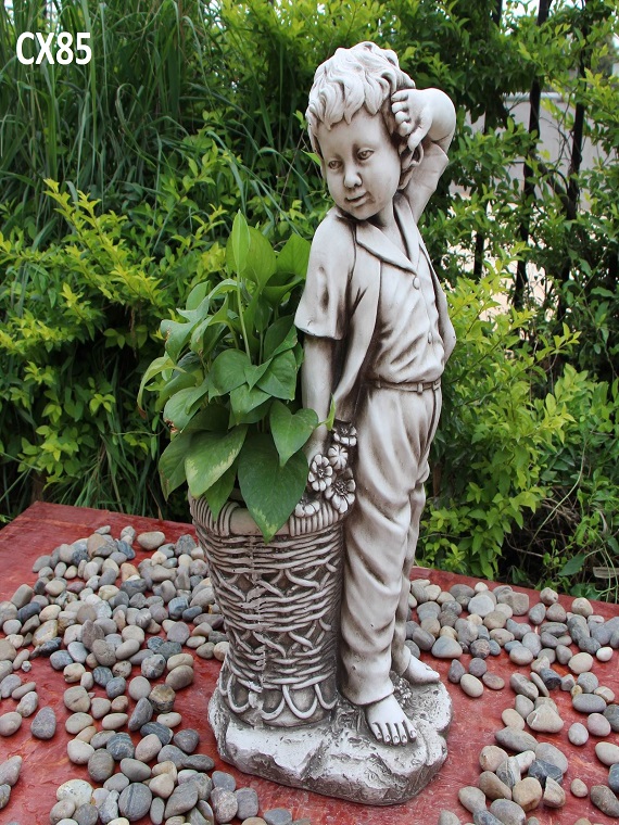 פסל גינה – ילד נשען על עציץ