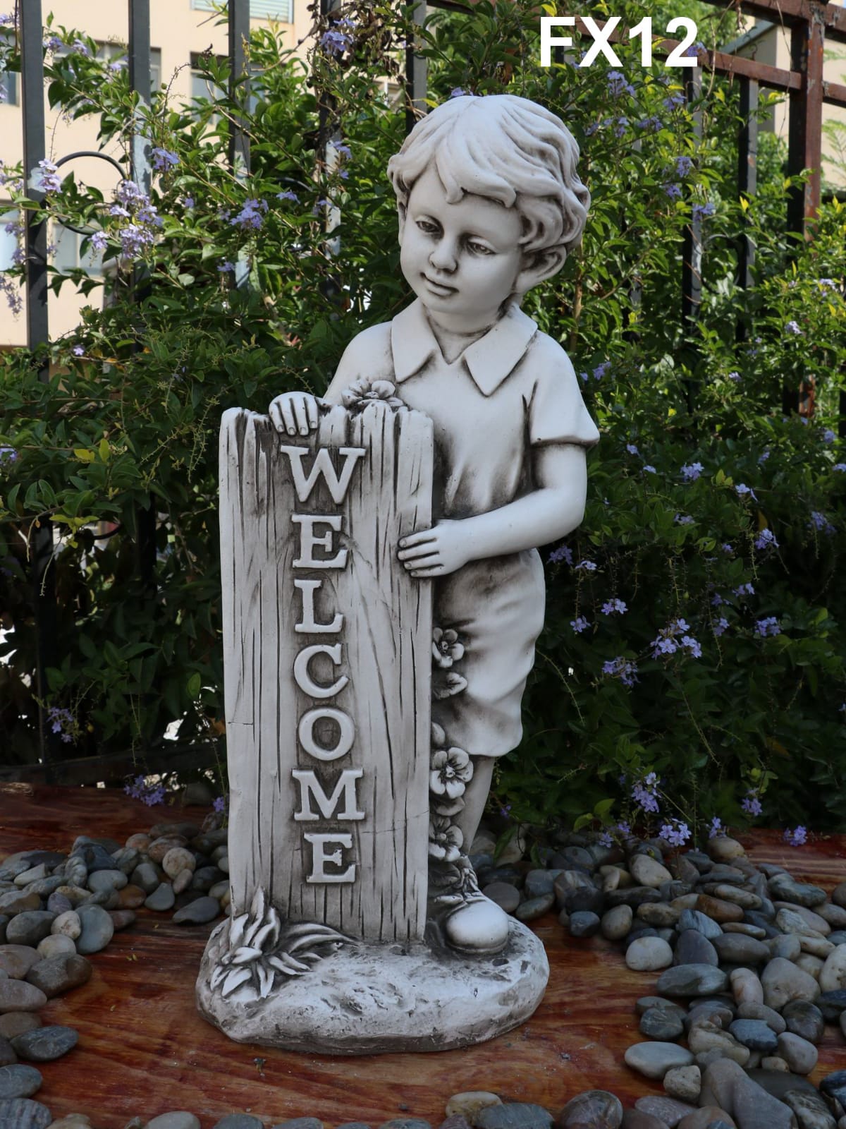 פסל גינה – ילד מחזיק שלט ברוכים הבאים