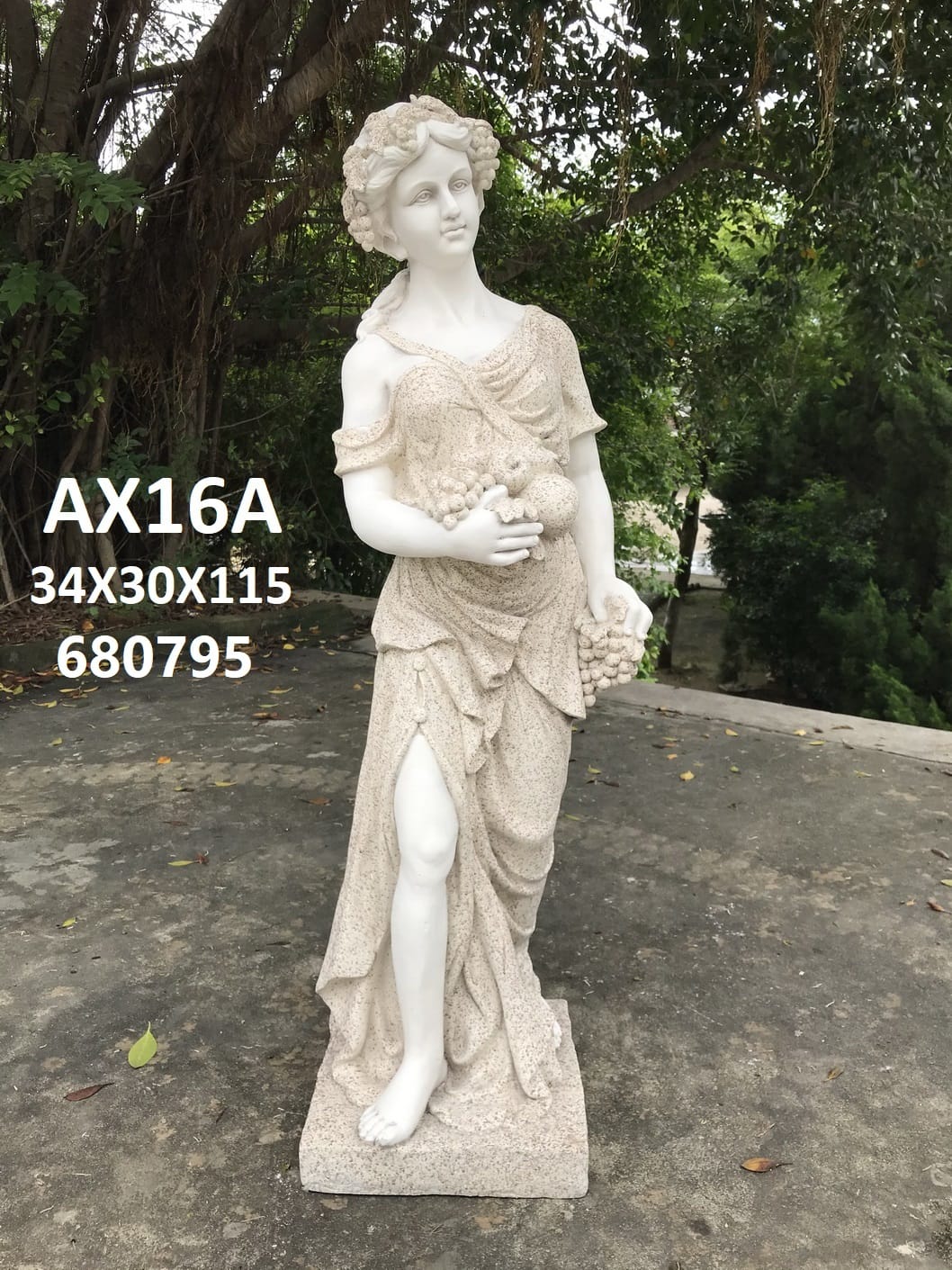 פסל גינה – בחורה מחזיקה ענבים גוון לבוש בהיר