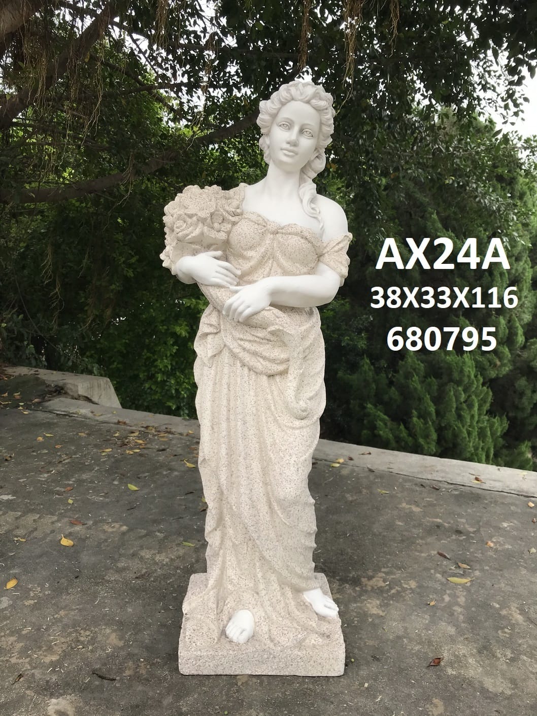 פסל גינה – אישה עם זר פרחים בלבוש בהיר נוצץ
