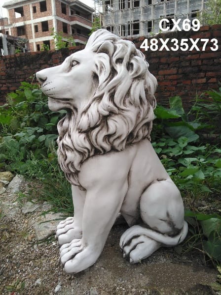פסל גינה – אריה מביט לאופק
