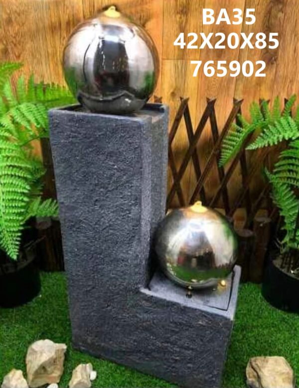 ⁦מזרקת גינה מודרנית דגם BA35 – שילוב עמוד עיצובי עם כדורים מנירוסטה ונפילת מים מרשימה⁩ – תמונה ⁦2⁩