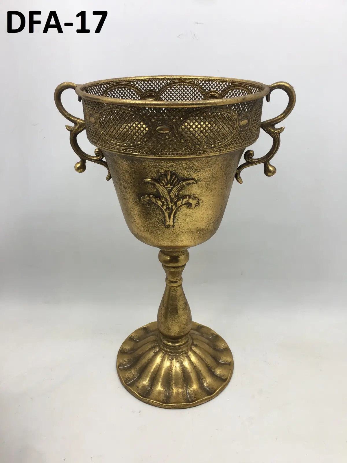 ואזה גביע רשת עם ידיות ועיטור מובלט