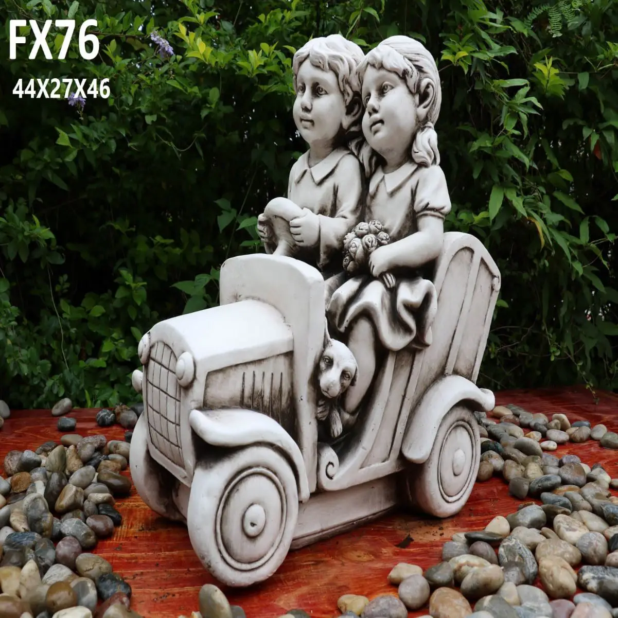 פסל גינה - זוג ילדים על טרקטור עם כלב